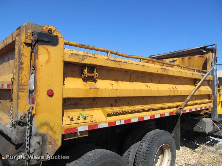 image for item K4971 2002 International 7400 dump truck