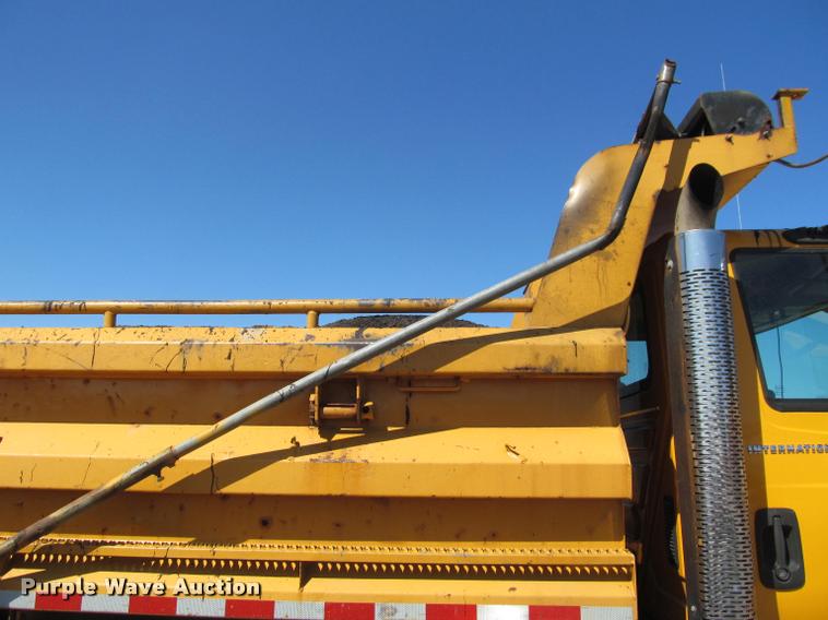 image for item K4971 2002 International 7400 dump truck