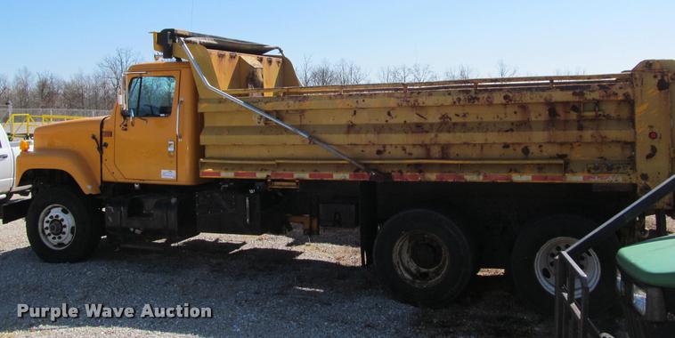 image for item K4974 2002 International F2554 dump truck