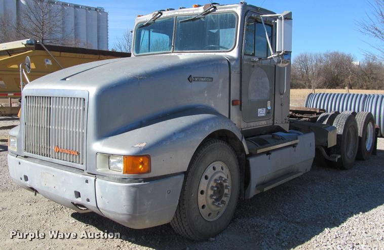 image for item K4995 1991 International 9400 semi truck