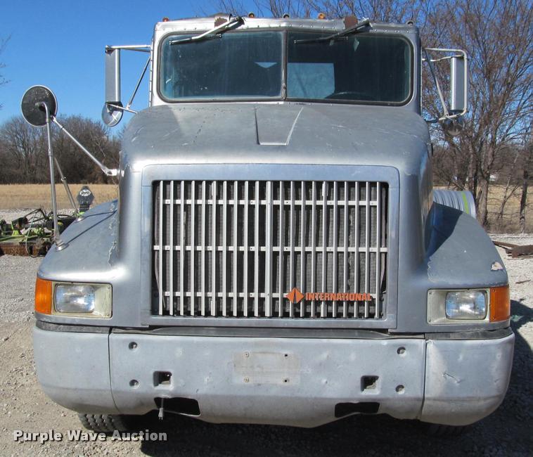 image for item K4995 1991 International 9400 semi truck
