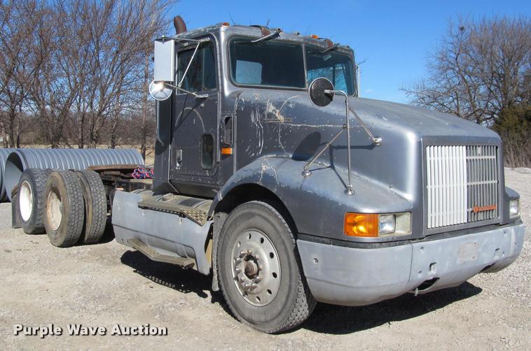 image for item K4995 1991 International 9400 semi truck