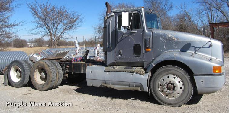 image for item K4995 1991 International 9400 semi truck