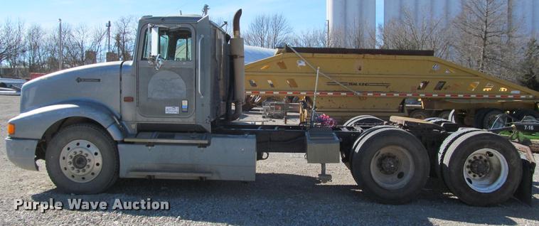 image for item K4995 1991 International 9400 semi truck