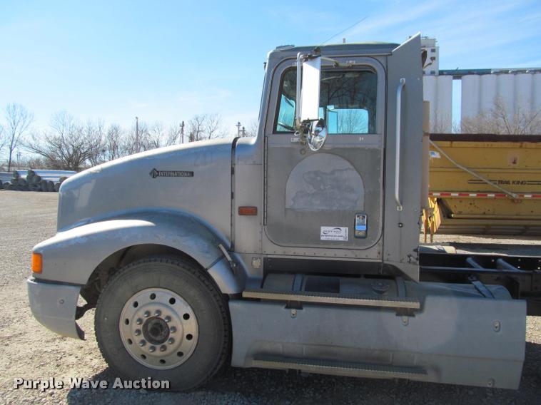 image for item K4995 1991 International 9400 semi truck