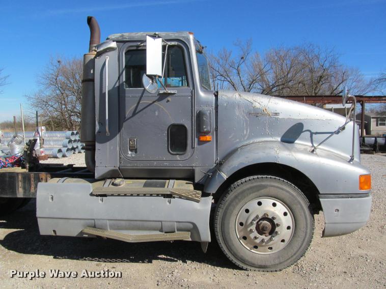 image for item K4995 1991 International 9400 semi truck
