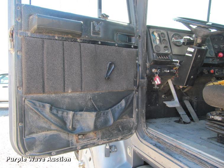 image for item K4995 1991 International 9400 semi truck