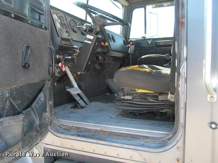 image for item K4995 1991 International 9400 semi truck