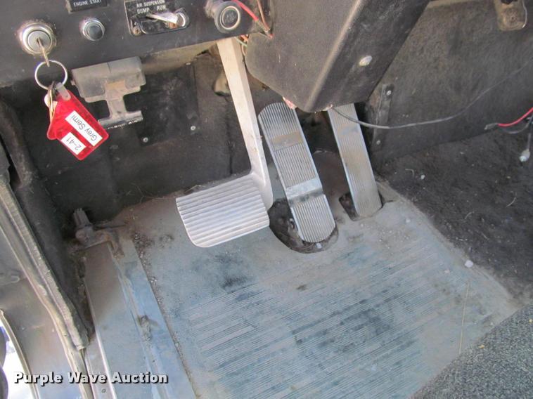 image for item K4995 1991 International 9400 semi truck