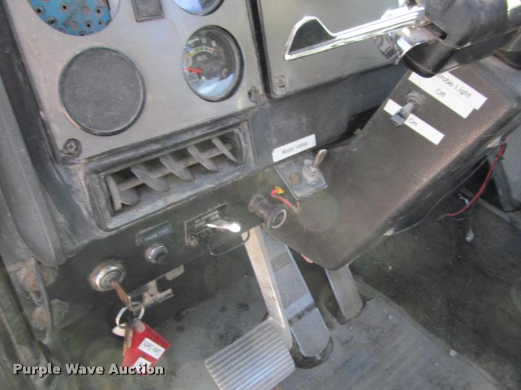 image for item K4995 1991 International 9400 semi truck