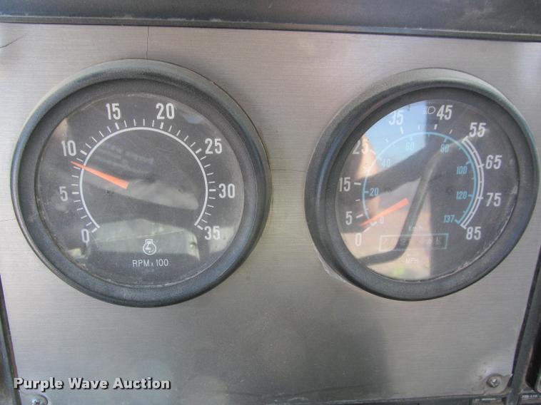 image for item K4995 1991 International 9400 semi truck