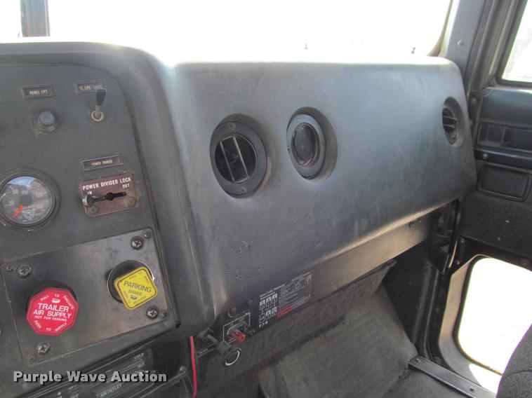 image for item K4995 1991 International 9400 semi truck