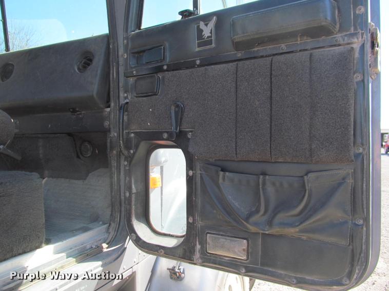 image for item K4995 1991 International 9400 semi truck