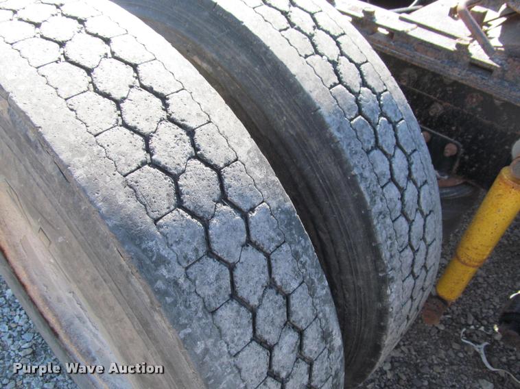 image for item K4995 1991 International 9400 semi truck