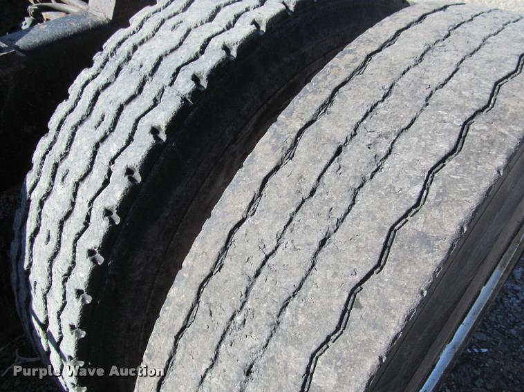 image for item K4995 1991 International 9400 semi truck