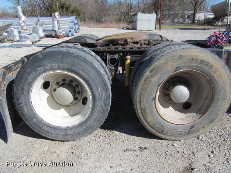 image for item K4995 1991 International 9400 semi truck