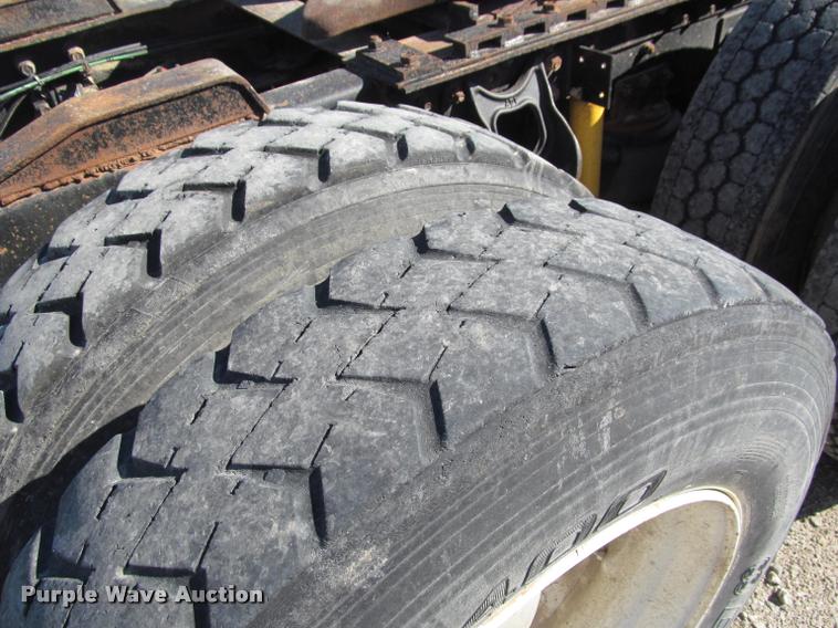 image for item K4995 1991 International 9400 semi truck