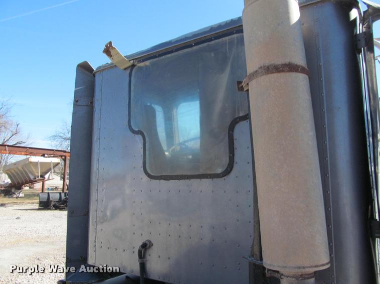 image for item K4995 1991 International 9400 semi truck