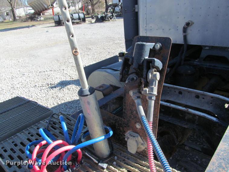 image for item K4995 1991 International 9400 semi truck