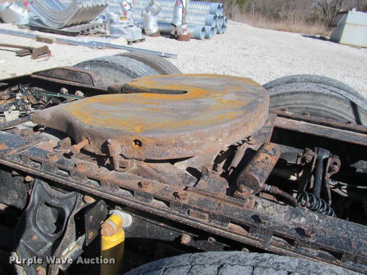 image for item K4995 1991 International 9400 semi truck