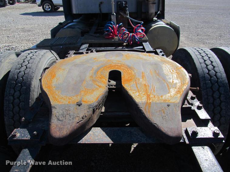 image for item K4995 1991 International 9400 semi truck