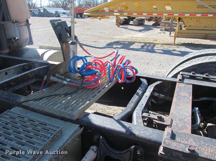 image for item K4995 1991 International 9400 semi truck