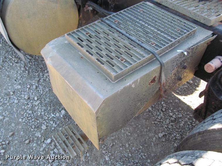 image for item K4995 1991 International 9400 semi truck