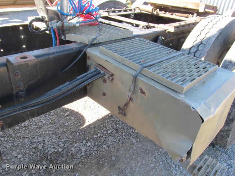 image for item K4995 1991 International 9400 semi truck