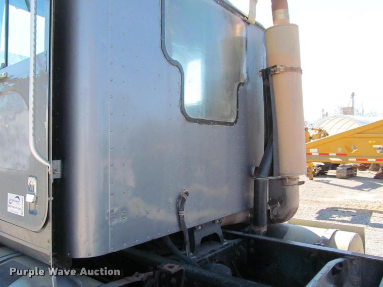 image for item K4995 1991 International 9400 semi truck