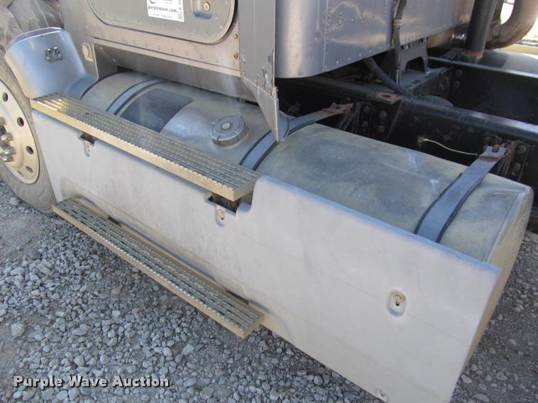 image for item K4995 1991 International 9400 semi truck