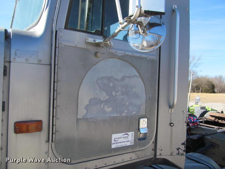 image for item K4995 1991 International 9400 semi truck