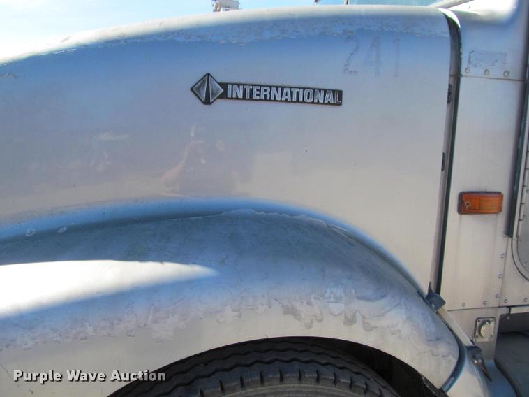 image for item K4995 1991 International 9400 semi truck