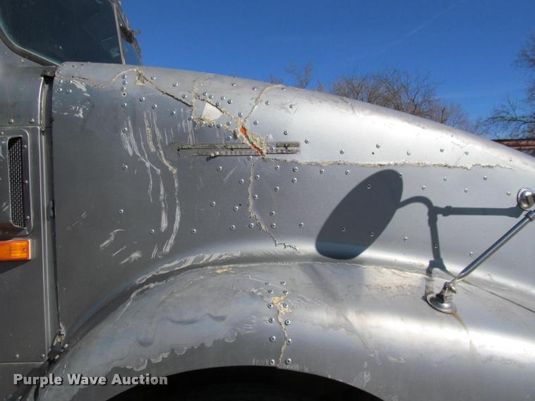 image for item K4995 1991 International 9400 semi truck