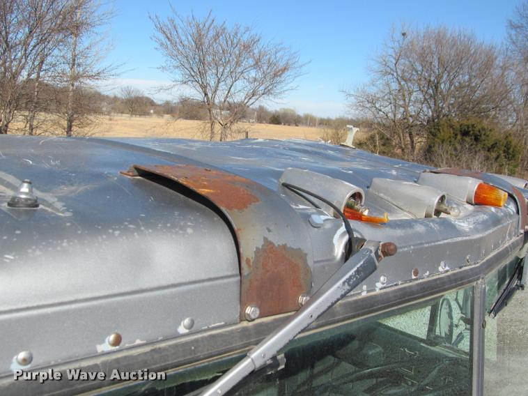 image for item K4995 1991 International 9400 semi truck