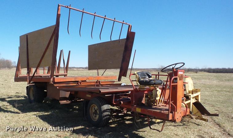 image for item AG9037 New Holland 1047 stack wagon