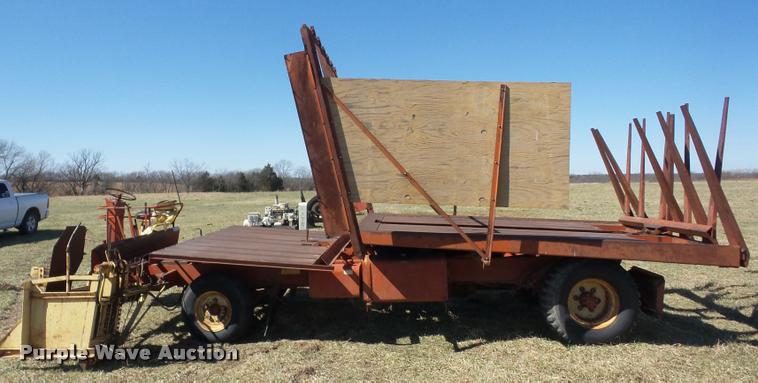 image for item AG9037 New Holland 1047 stack wagon