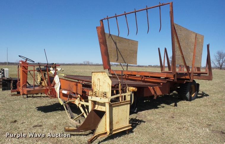 image for item AG9037 New Holland 1047 stack wagon