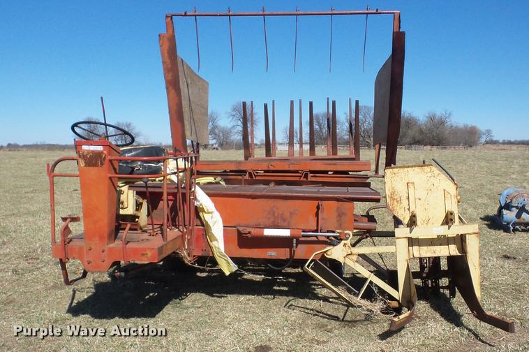 image for item AG9037 New Holland 1047 stack wagon