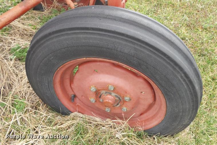 image for item BY9038 International 274 tractor