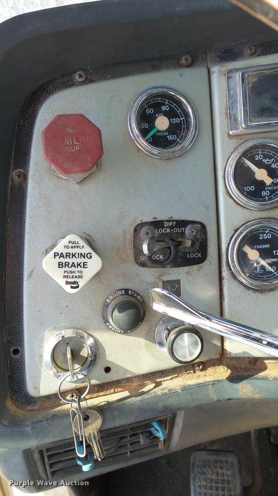 image for item DA0424 1990 Ford L9000 fuel truck