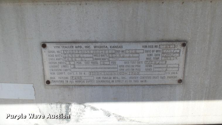 image for item DA0424 1990 Ford L9000 fuel truck