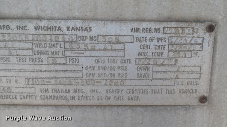 image for item DA0424 1990 Ford L9000 fuel truck