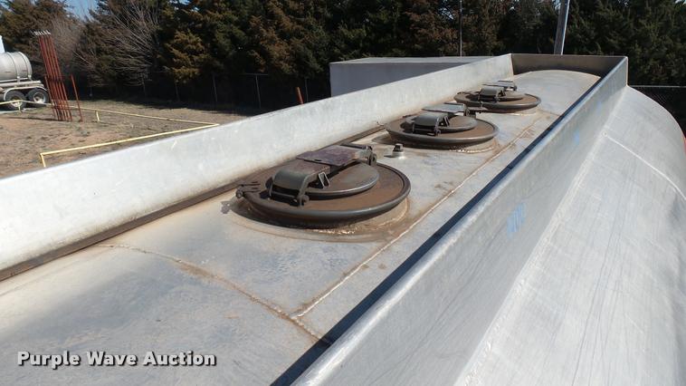 image for item DA0424 1990 Ford L9000 fuel truck