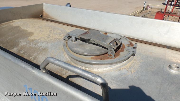 image for item DA0424 1990 Ford L9000 fuel truck