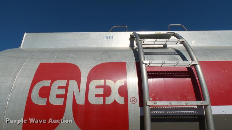 image for item DA0424 1990 Ford L9000 fuel truck