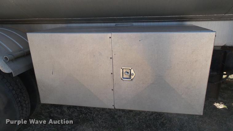 image for item DA0424 1990 Ford L9000 fuel truck