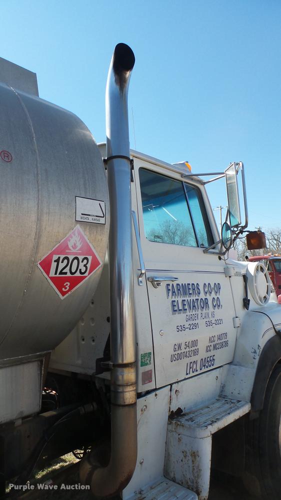 image for item DA0424 1990 Ford L9000 fuel truck