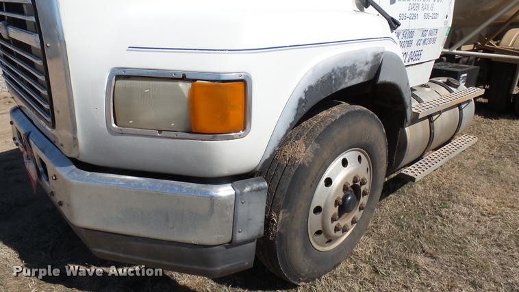 image for item DA0424 1990 Ford L9000 fuel truck