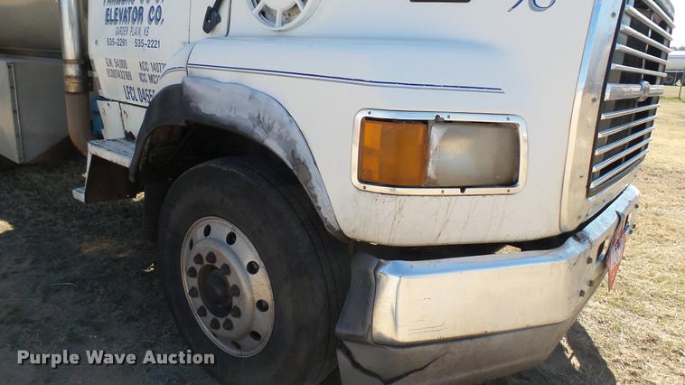 image for item DA0424 1990 Ford L9000 fuel truck