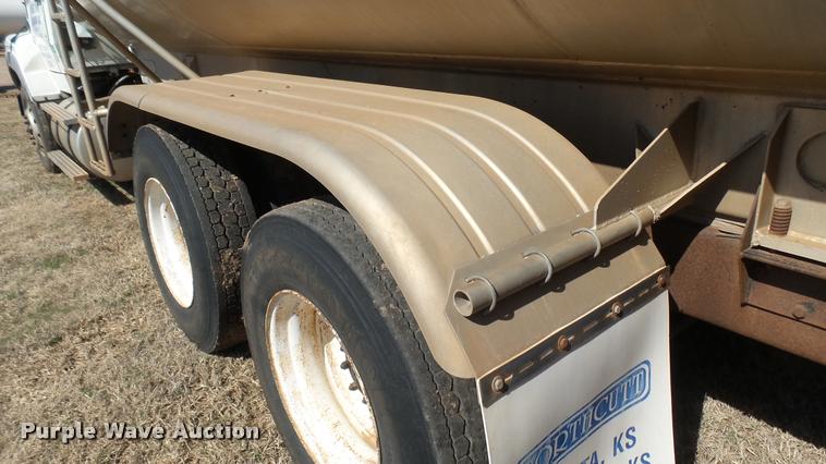 image for item DA0424 1990 Ford L9000 fuel truck